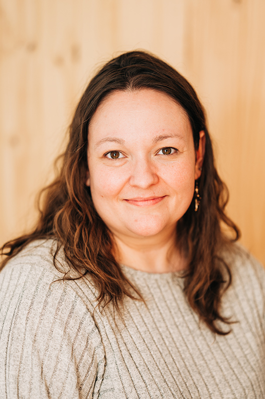 Catherine Isabel, Art-thérapeute et intervenante du Centre l'Élan de Magog - Organisme communautaire en santé mentale qui priorise les thérapies par les arts et la créativité comme outils au rétablissement