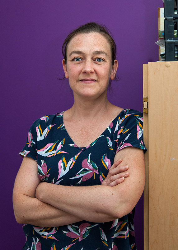 Noémie Desnoyers, Préposée à l’accueil et agente administrative du Centre l'Élan de Magog - Organisme communautaire en santé mentale qui priorise les thérapies par les arts et la créativité comme outils au rétablissement